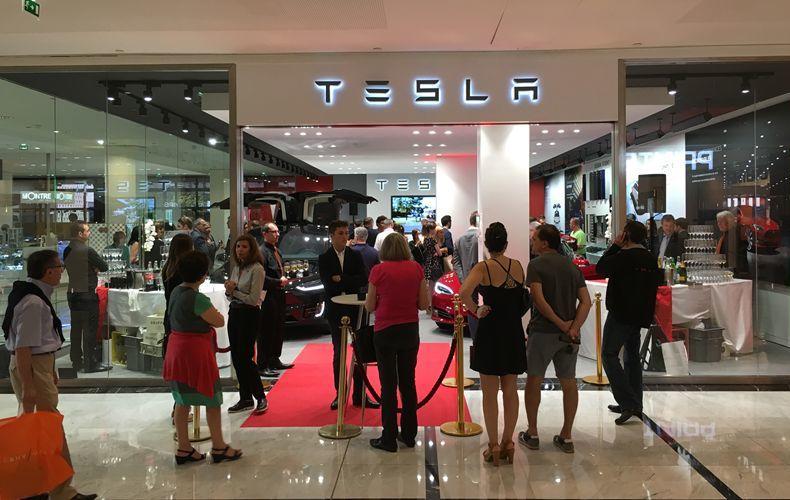Le Chesnay : Tesla inaugure sa première concession dans un centre commercial