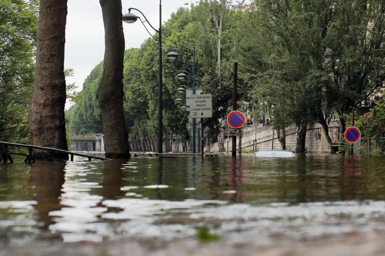 EN DIRECT. Inondations : alerte rouge levée en Normandie, 17 départements en orange
