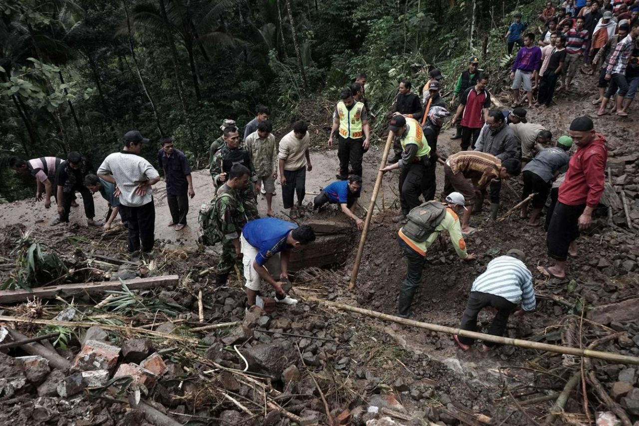 EN IMAGES. Indonésie : au moins 30 morts dans des glissements de terrain