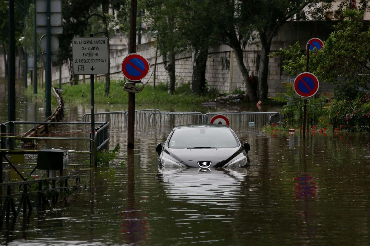 Inondations : les voitures souvent jugées non réparables