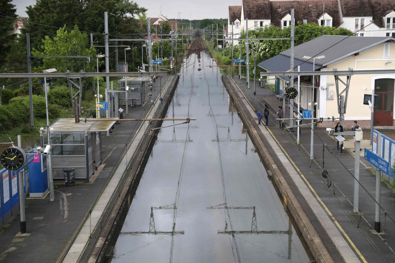 Trains en Ile-de-France : circulation «fortement perturbée» par la grève et la météo