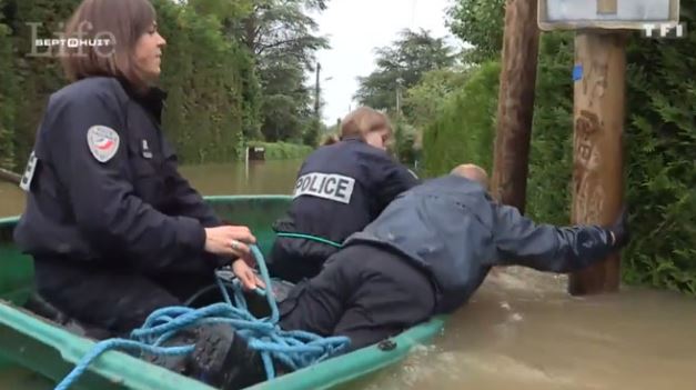 VIDEO. Inondations : quand trois policiers deviennent les stars du Web