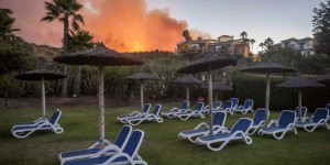 EN IMAGES. Espagne : un incendie menace une station balnéaire