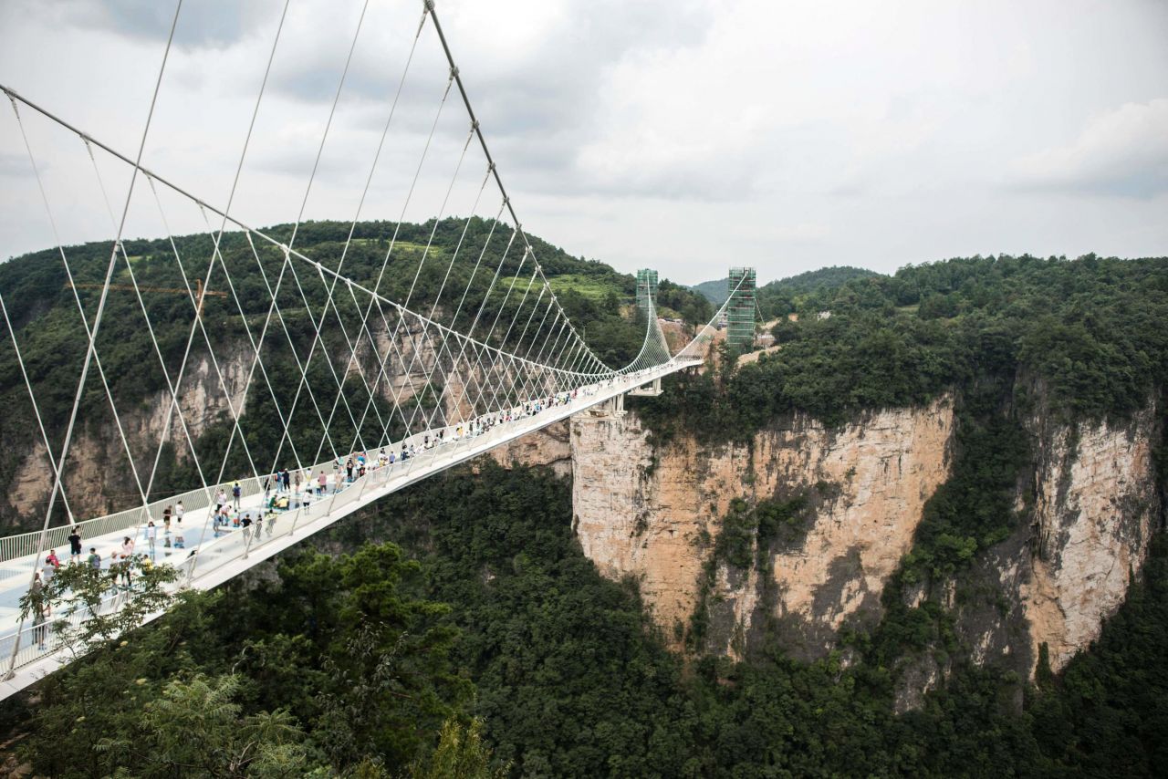 EN IMAGES. Chine : voici le pont en verre le plus long du monde
