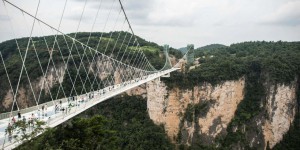 EN IMAGES. Chine : voici le pont en verre le plus long du monde