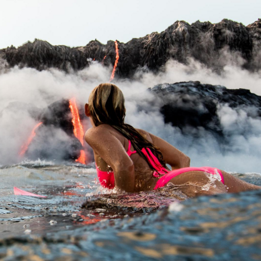 VIDEO. Hawaï : elle surfe au plus près d'un volcan en éruption