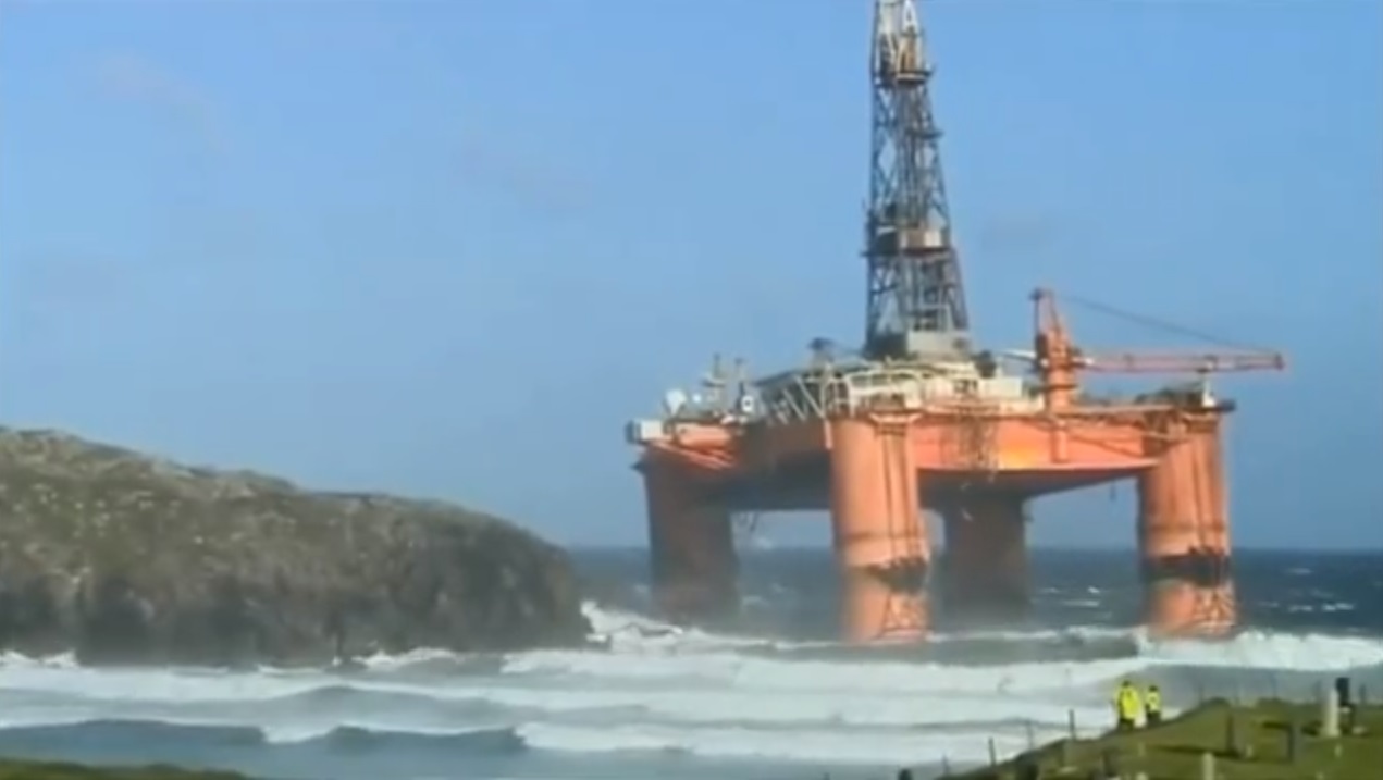 VIDEO. Une plateforme pétrolière s'échoue sur une île écossaise