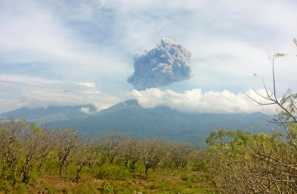 Indonésie : près de 400 touristes étrangers recherchés après l'éruption d'un volcan
