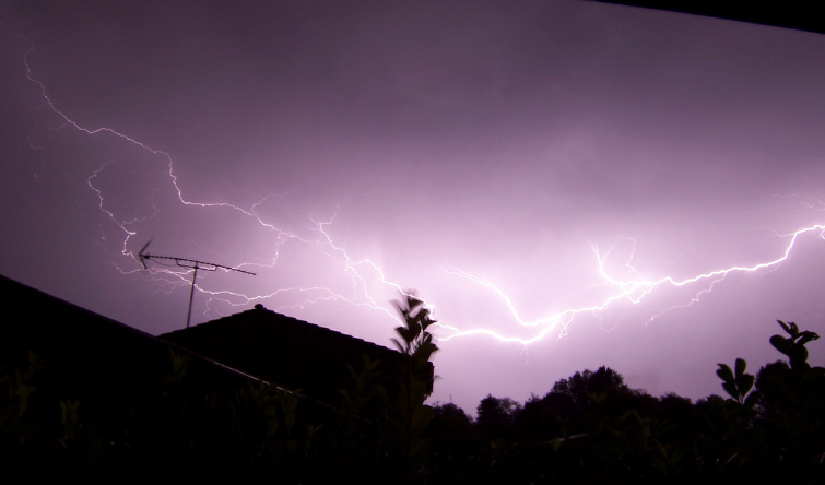 Météo : alerte aux orages dans l'Ouest et le Sud-Ouest, canicule en Ile-de-France