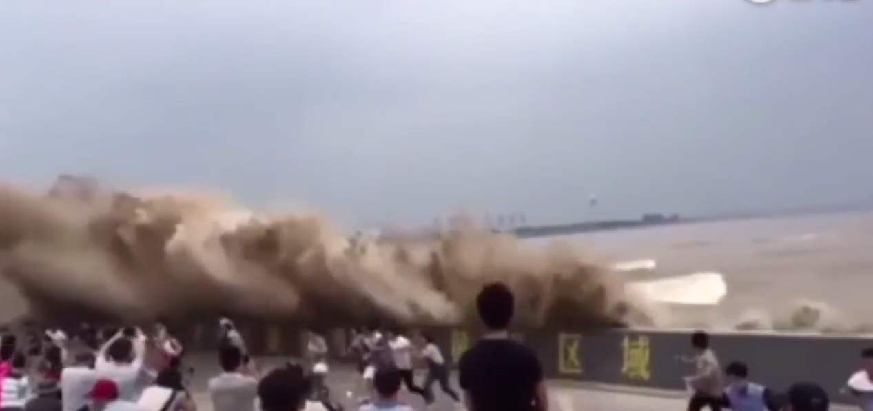 VIDEO. Chine : des curieux se font surprendre par une vague géante