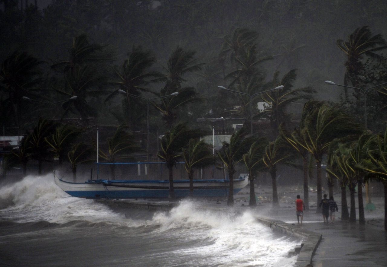 Philippines : arrivée d'un typhon très redouté, au moins un mort et trois disparus