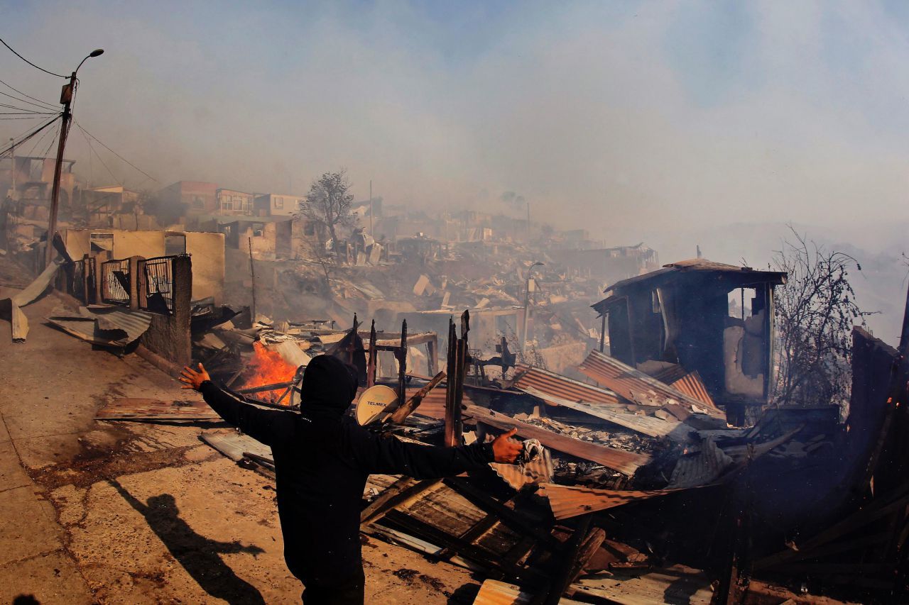 EN IMAGES. Chili :  gigantesque incendie aux portes de Valparaiso