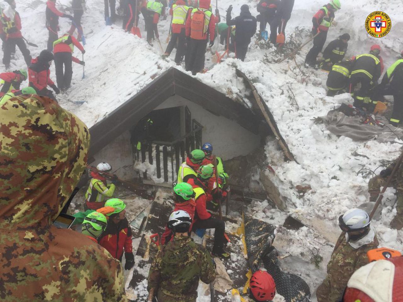 Italie : six autres corps extraits de l'hôtel dévasté par une avalanche