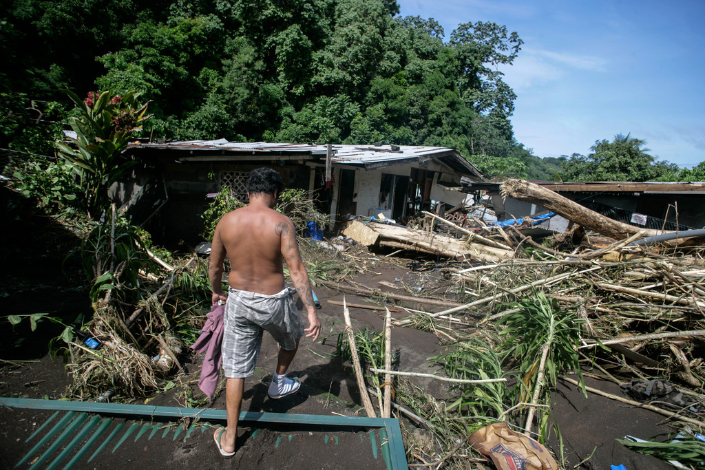 Intempéries en Polynésie : un pompier meurt aspiré par les flots, d'importants dégâts