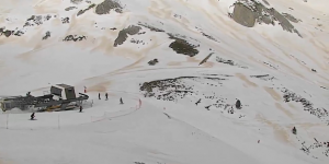 Pyrénées : les pistes de ski obscurcies par... du sable du Sahara !