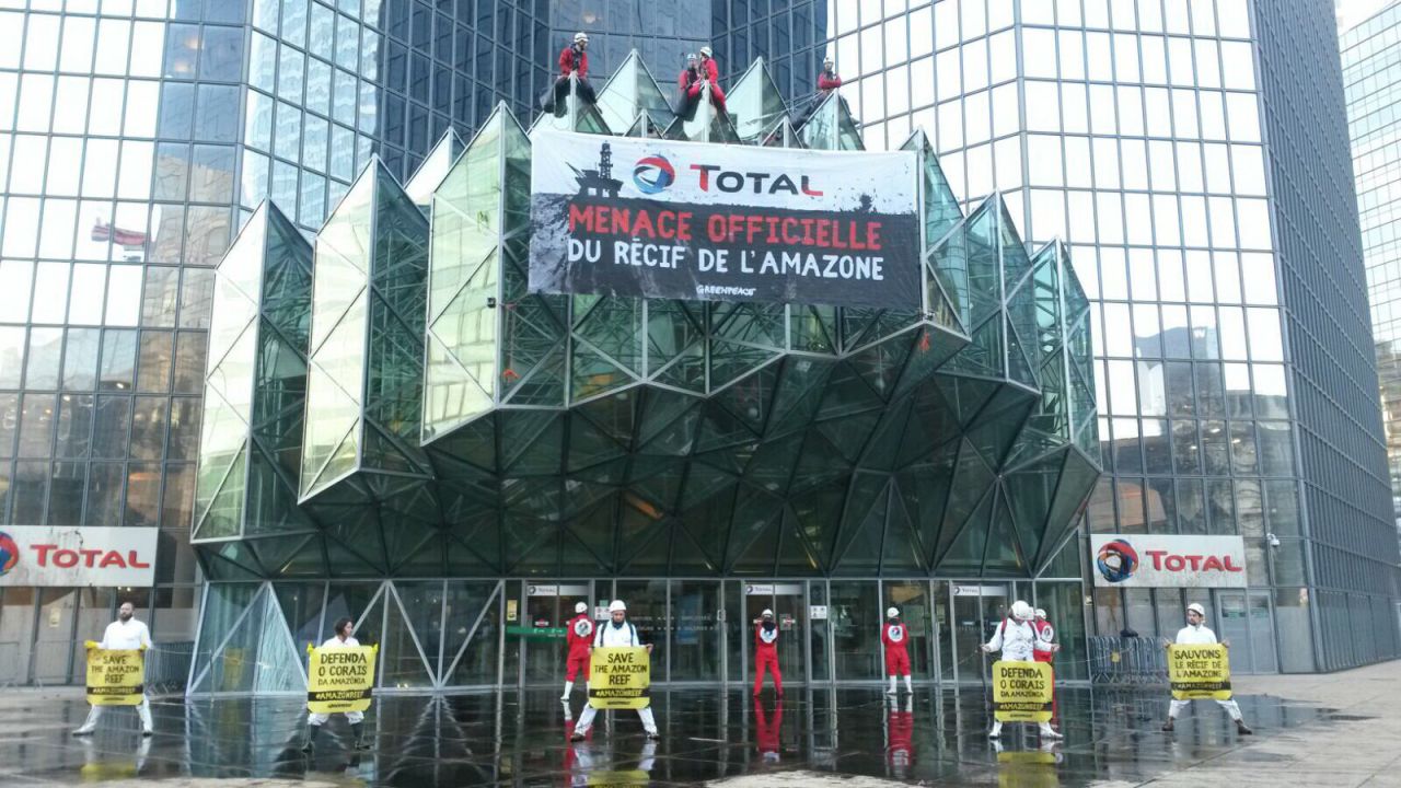 La Défense : Greenpeace dénonce un projet de forage de Total au Brésil