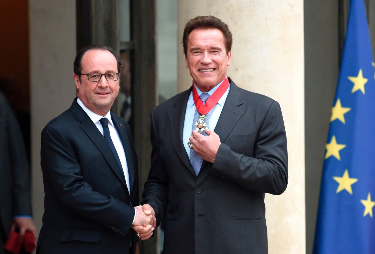 Arnold Schwarzenegger reçoit la Légion d'honneur des mains de François Hollande