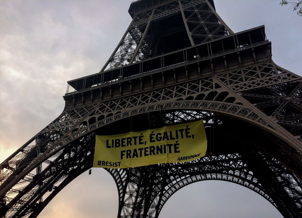 Paris : Greenpeace déploie une banderole anti-Le Pen sur la Tour Eiffel