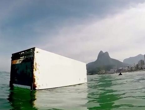 VIDEO. Rio de Janeiro : un surfeur évite de justesse un réfrigérateur 