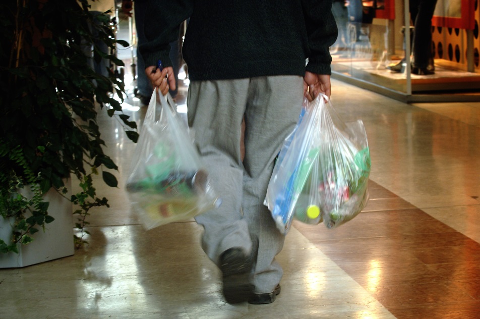 Environnement : le sac plastique a la vie dure