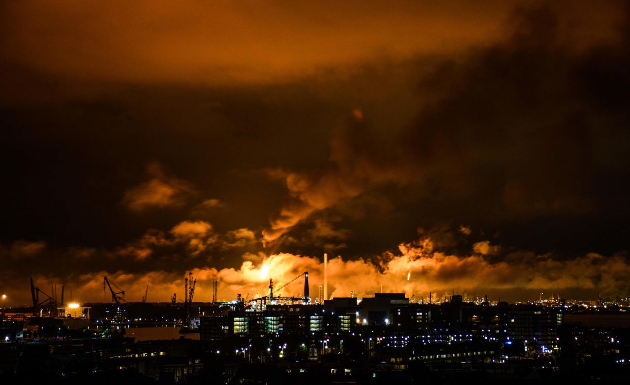 Pays-Bas : la plus grande raffinerie d'Europe en proie aux flammes