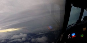 Un avion capture des images à l'intérieur de l'ouragan Irma