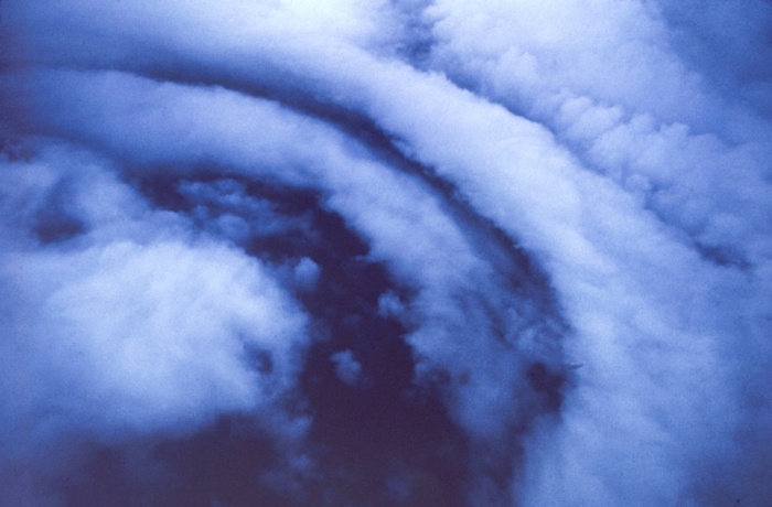 Bombe nucléaire, glace carbonique, entonnoirs géants : peut-on stopper les ouragans ?
