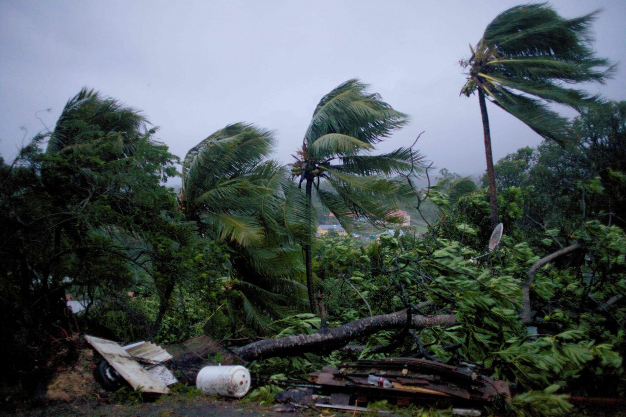En Guadeloupe, nuit blanche et angoisse sous la menace de l'ouragan Maria