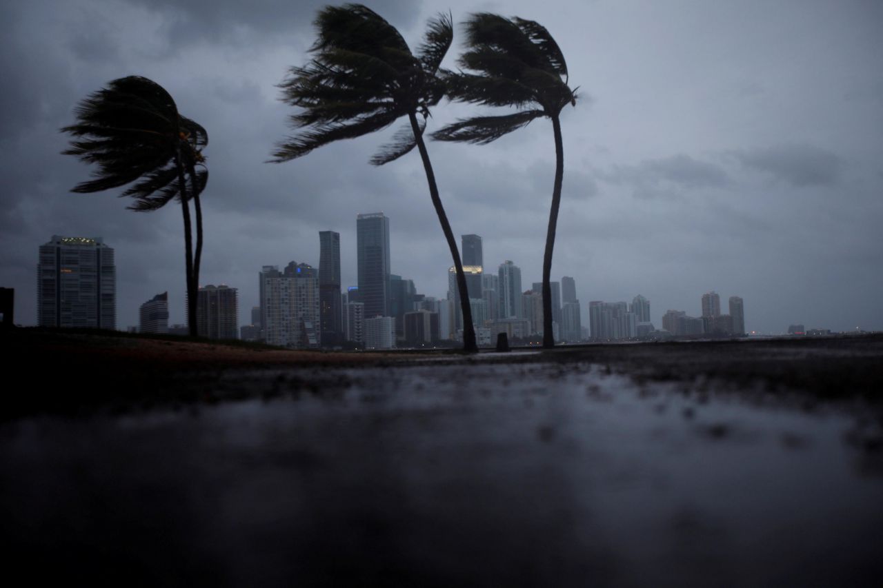 L'ouragan Irma se renforce avant de toucher la Floride