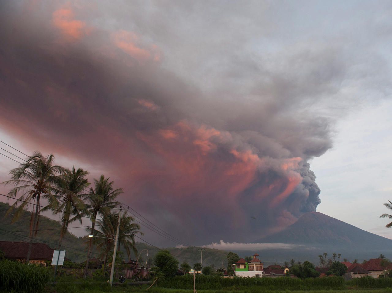 Bali : les fumées du volcan Agung clouent les avions au sol