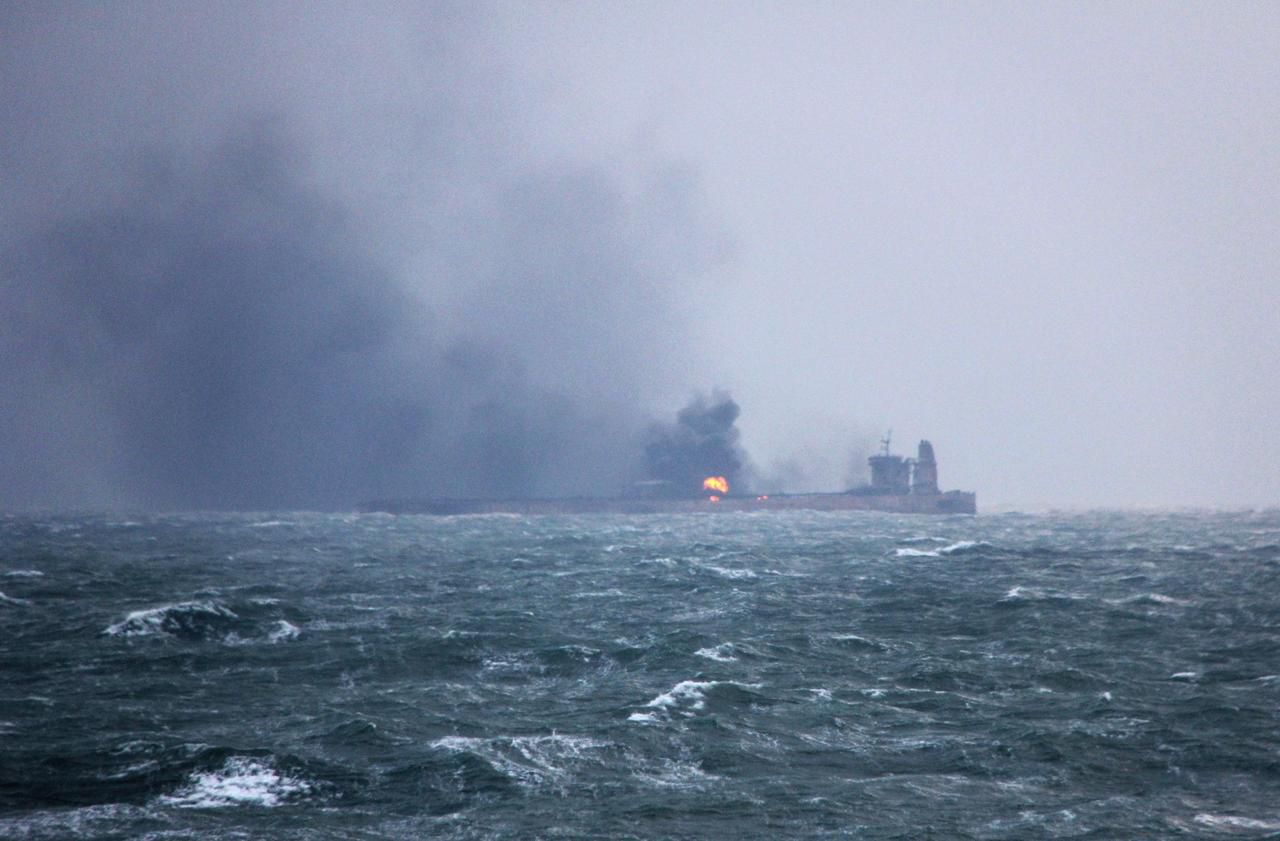 Chine : le tanker brûle toujours, risque de marée noire