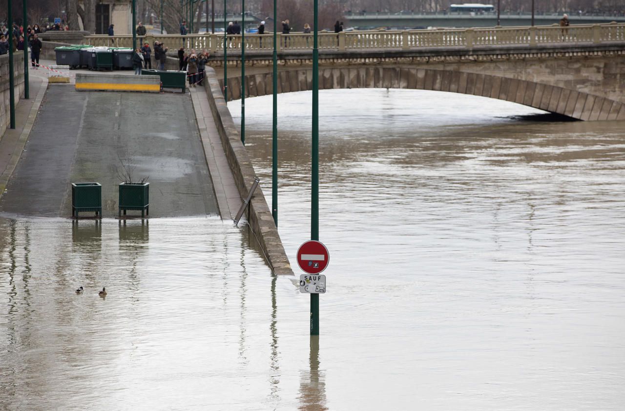 Inondations : la Seine a atteint un pic de crue à 5,84 m, début d’une lente décrue