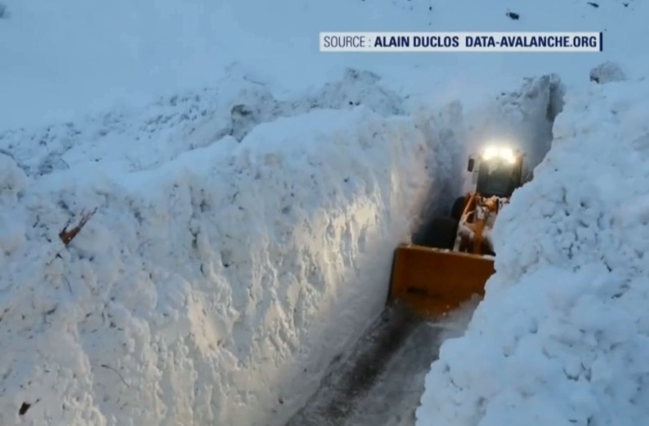 En Savoie, une route ensevelie sous des mètres de neige après une avalanche