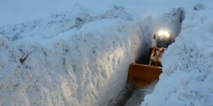 En Savoie, une route ensevelie sous des mètres de neige après une avalanche