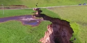 Nouvelle-Zélande : une faille de 200 mètres de long s’ouvre dans un champ