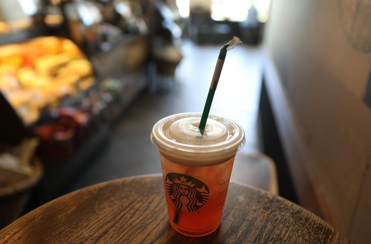 Starbucks va renoncer aux pailles en plastique