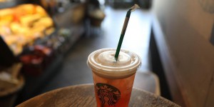 Starbucks va renoncer aux pailles en plastique