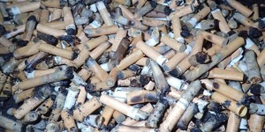 « Jeter son mégot pollue » : vers un message sur les paquets de cigarettes ?