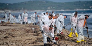Var : des bénévoles dépolluent la plage de Pampelonne