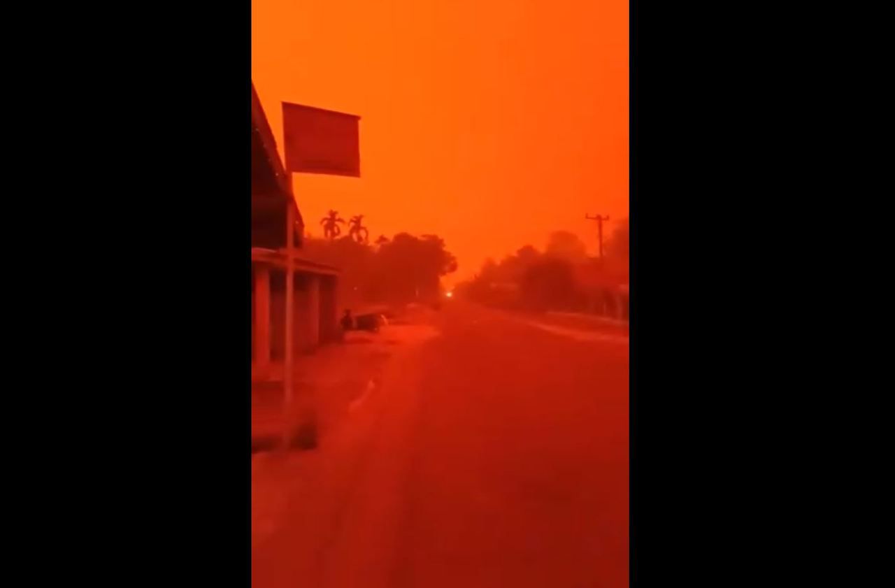 En Indonésie, les images spectaculaires du ciel devenu rouge après des incendies