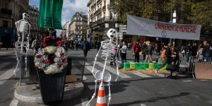 Climat : des militants d’Extinction Rebellion bloquent la rue de Rivoli, à Paris