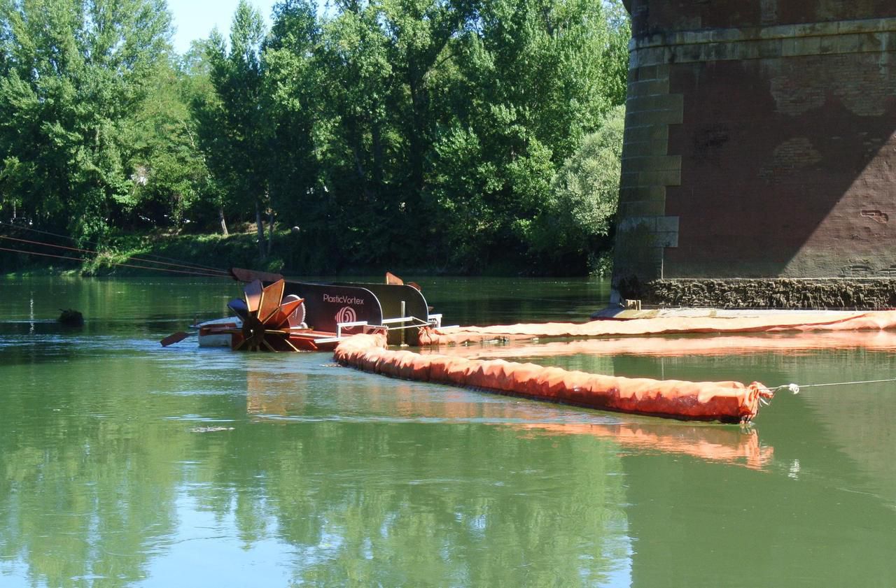 Un collecteur chasse le plastique flottant sur la Garonne