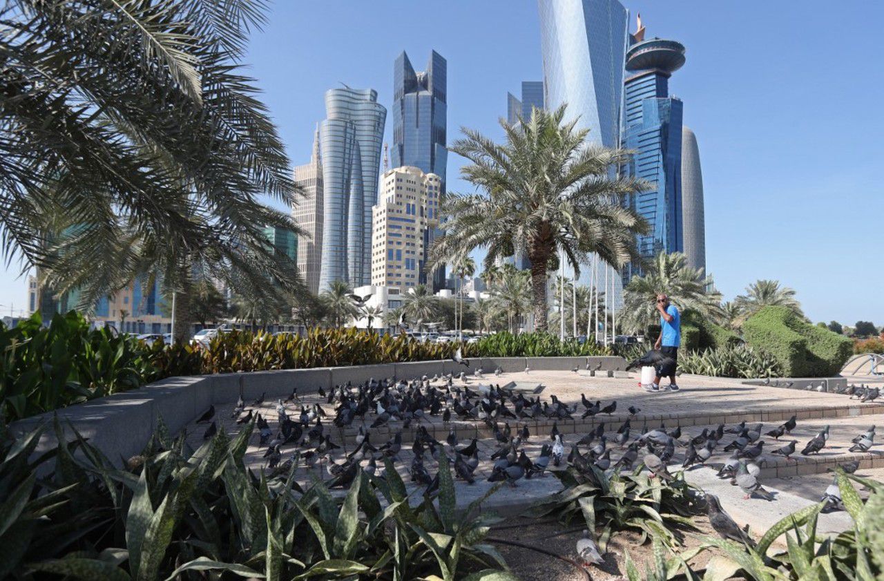 Face à la chaleur, le Qatar installe désormais des climatiseurs dans les rues