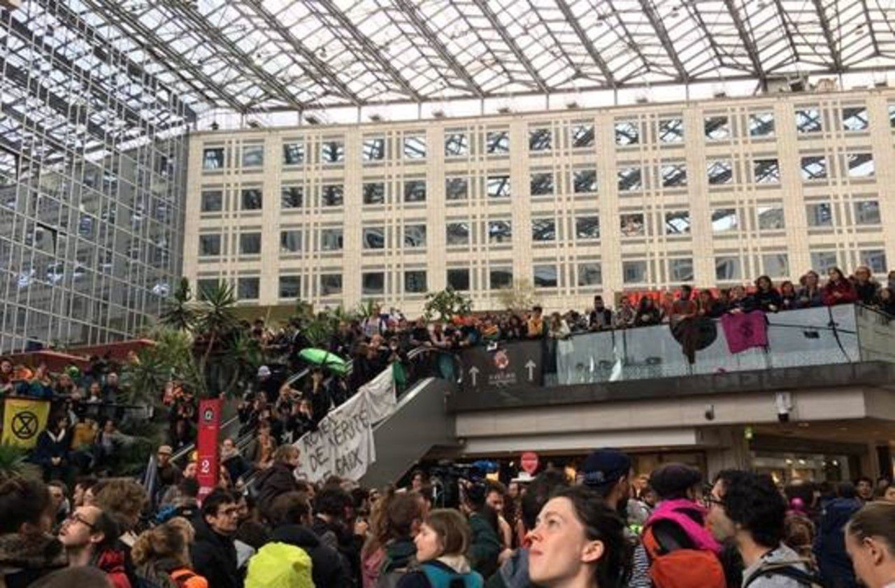 Paris : des manifestants pour le climat et des Gilets jaunes occupent le centre commercial Italie 2