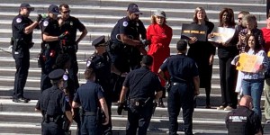 Washington : Jane Fonda arrêtée et menottée en manifestant pour l’environnement