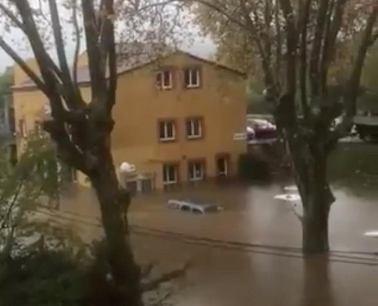 Inondations dans le Sud-Est : les pompiers réalisent 98 sauvetages, deux disparus dans le Var