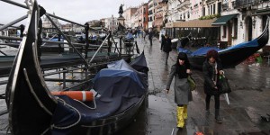 Venise inondée par une acqua alta historique qui fait un mort