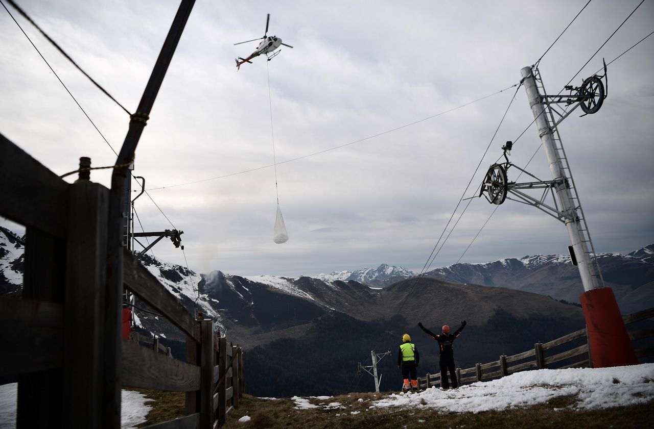 Polémique sur la neige livrée par hélicoptère : Élisabeth Borne reçoit les stations de ski