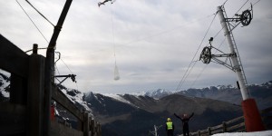 Polémique sur la neige livrée par hélicoptère : Élisabeth Borne reçoit les stations de ski