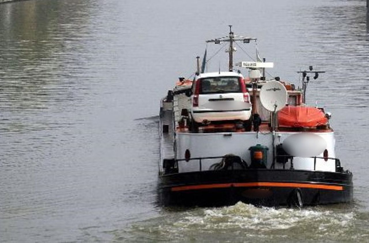 Sablons : une péniche transportant du gaz toxique endommagée sur le Rhône